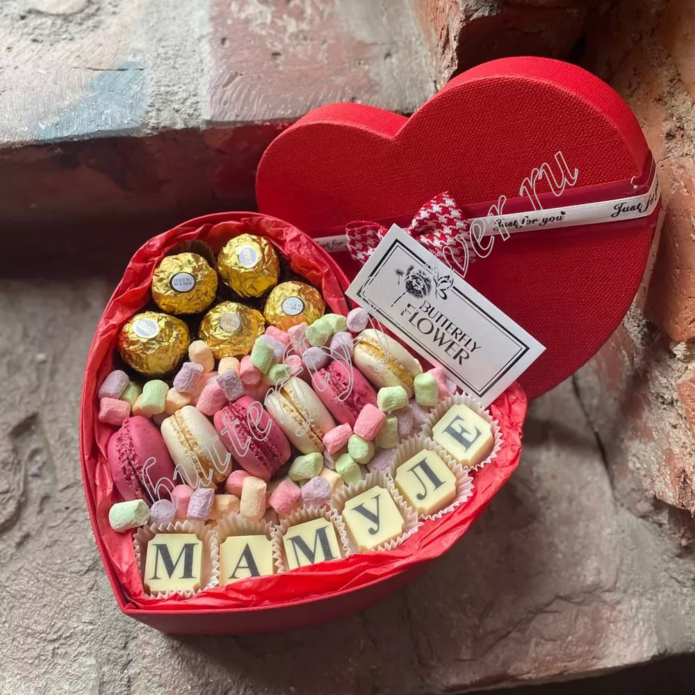 Композиция из макаронс, конфет, маршмеллоу и шоколадных букв в дизайнерской коробке-сердце